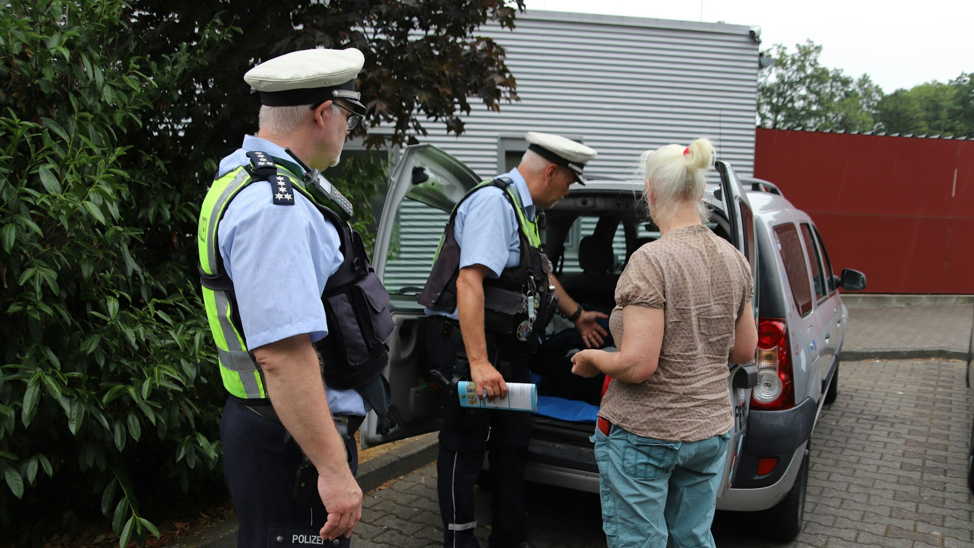 Die Autobahnpolizei hat am Rasthof Siegburg-West an der A 3 Autofahrer zum Start in die Ferien auf Gefahrenquelle bei einer Reise aufmerksam gemacht. V.l.: Michael Lindlar, Andreas Hetzert, Annemartine Jansonius