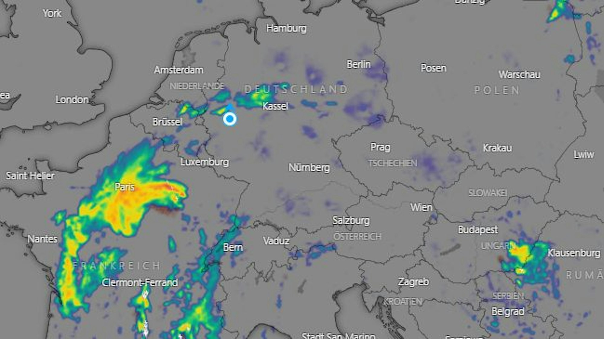 Gewitter sind auf einem Unwetterradarbild über Frankreich zu sehen,