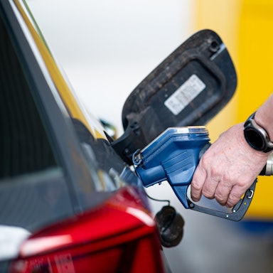 ARCHIV - 14.06.2022, Hamburg: Ein Mann betankt an einer Tankstelle sein Auto. (zu dpa «Spritpreise: Erster Monat unter Vorjahreswert») Foto: Daniel Reinhardt/dpa +++ dpa-Bildfunk +++