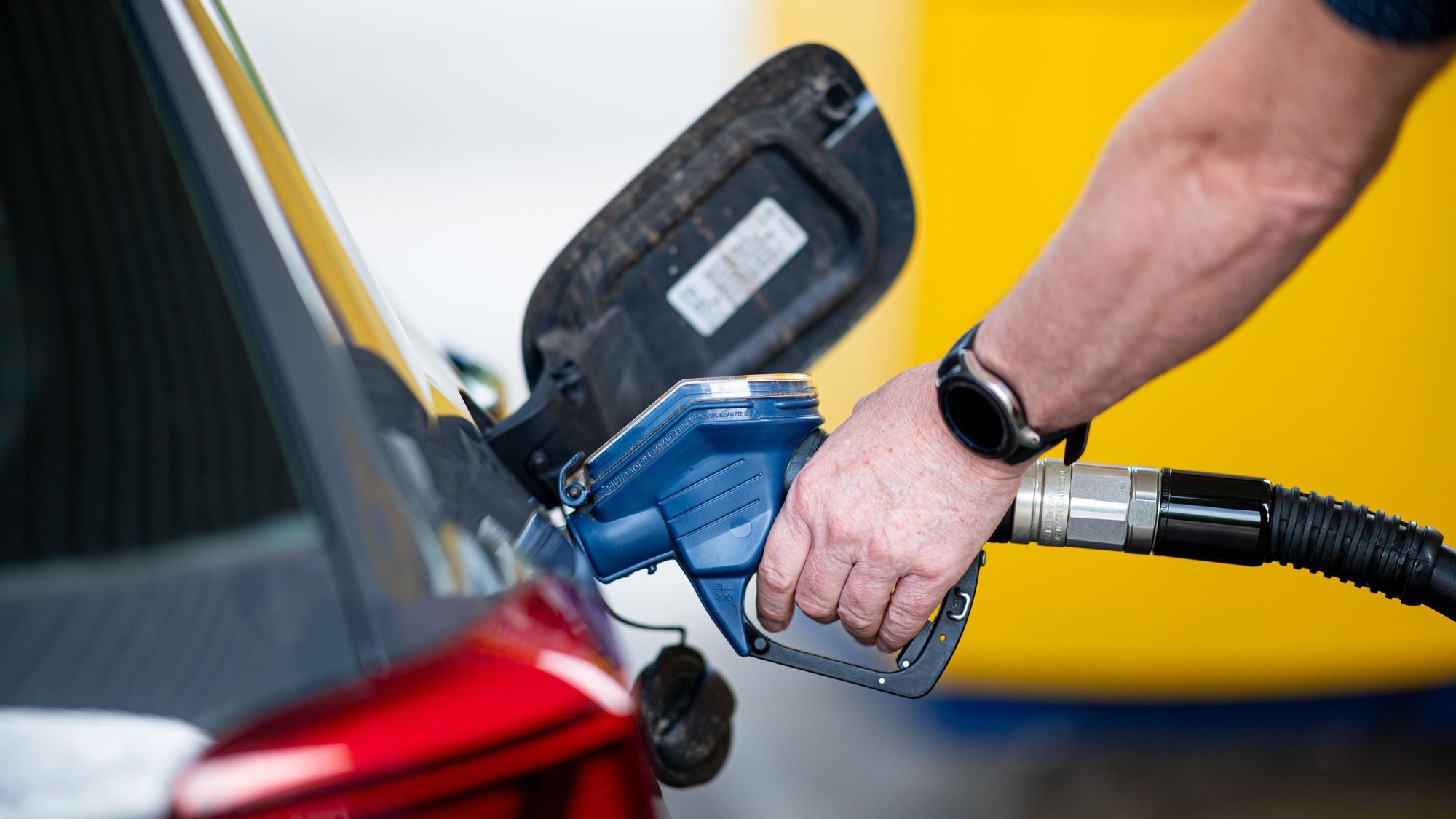 ARCHIV - 14.06.2022, Hamburg: Ein Mann betankt an einer Tankstelle sein Auto. (zu dpa «Spritpreise: Erster Monat unter Vorjahreswert») Foto: Daniel Reinhardt/dpa +++ dpa-Bildfunk +++