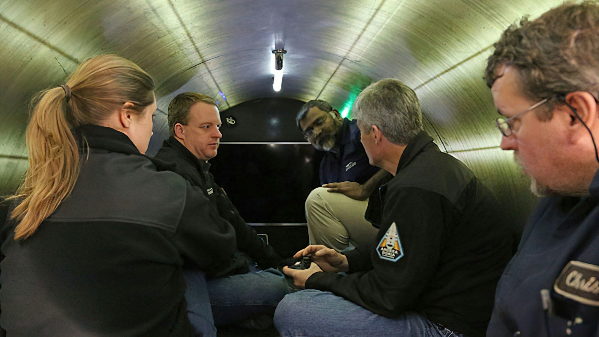 Das Foto zeigt den Innenraum des vermissten Tauchboots „Titan“ von „Oceangate“ Expeditions mit den damals reisenden Passagieren. In einem Wettlauf gegen die Zeit suchen Rettungskräfte in der Nähe des „Titanic“-Wracks im Atlantik nach fünf Vermissten in dem vermissten Tauchboot. (Archivbild)