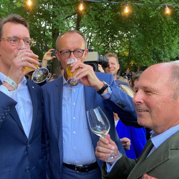 NRW-Ministerpräsident Hendrik Wüst (links, CDU) und CDU-Vorsitzender Friedrich Merz beim Sommerfest des Landes NRW in Berlin am 21.6.2023