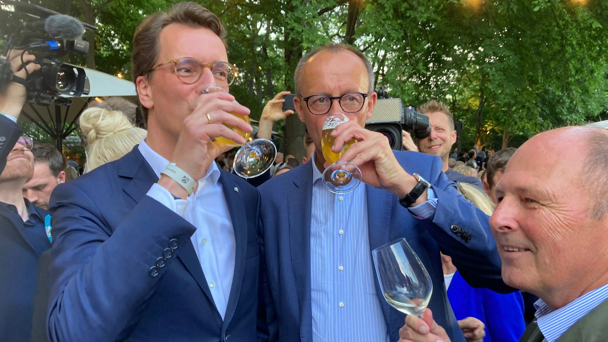 NRW-Ministerpräsident Hendrik Wüst (links, CDU) und CDU-Vorsitzender Friedrich Merz beim Sommerfest des Landes NRW in Berlin am 21.6.2023