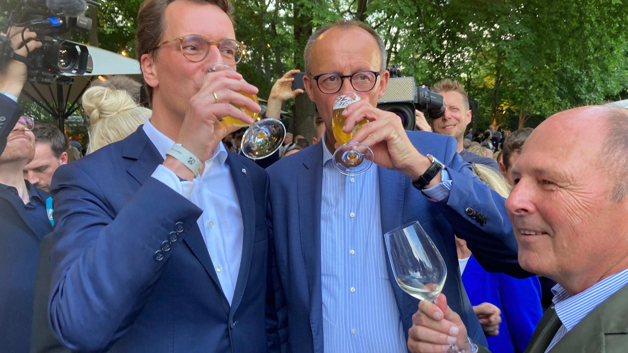 NRW-Ministerpräsident Hendrik Wüst (links, CDU) und CDU-Vorsitzender Friedrich Merz beim Sommerfest des Landes NRW in Berlin am 21.6.2023
