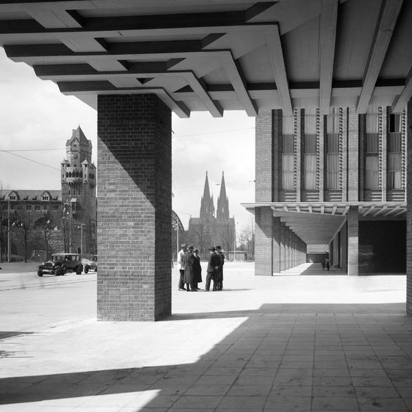Blick auf den Dom zwischen Säulen der Kölner Messehallen.