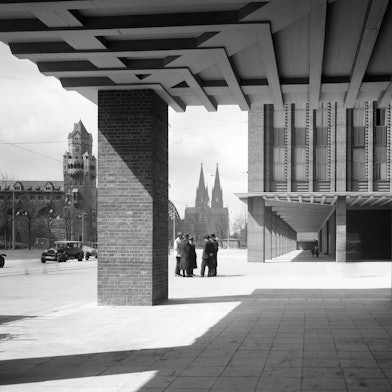Blick auf den Dom zwischen Säulen der Kölner Messehallen.