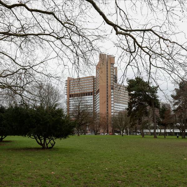 Zu sehen ist das Justizzentrum Köln an der Luxemburger Straße mit Grüngürtel.