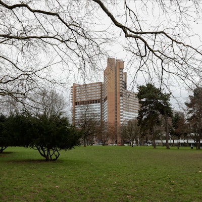 Zu sehen ist das Justizzentrum Köln an der Luxemburger Straße mit Grüngürtel.