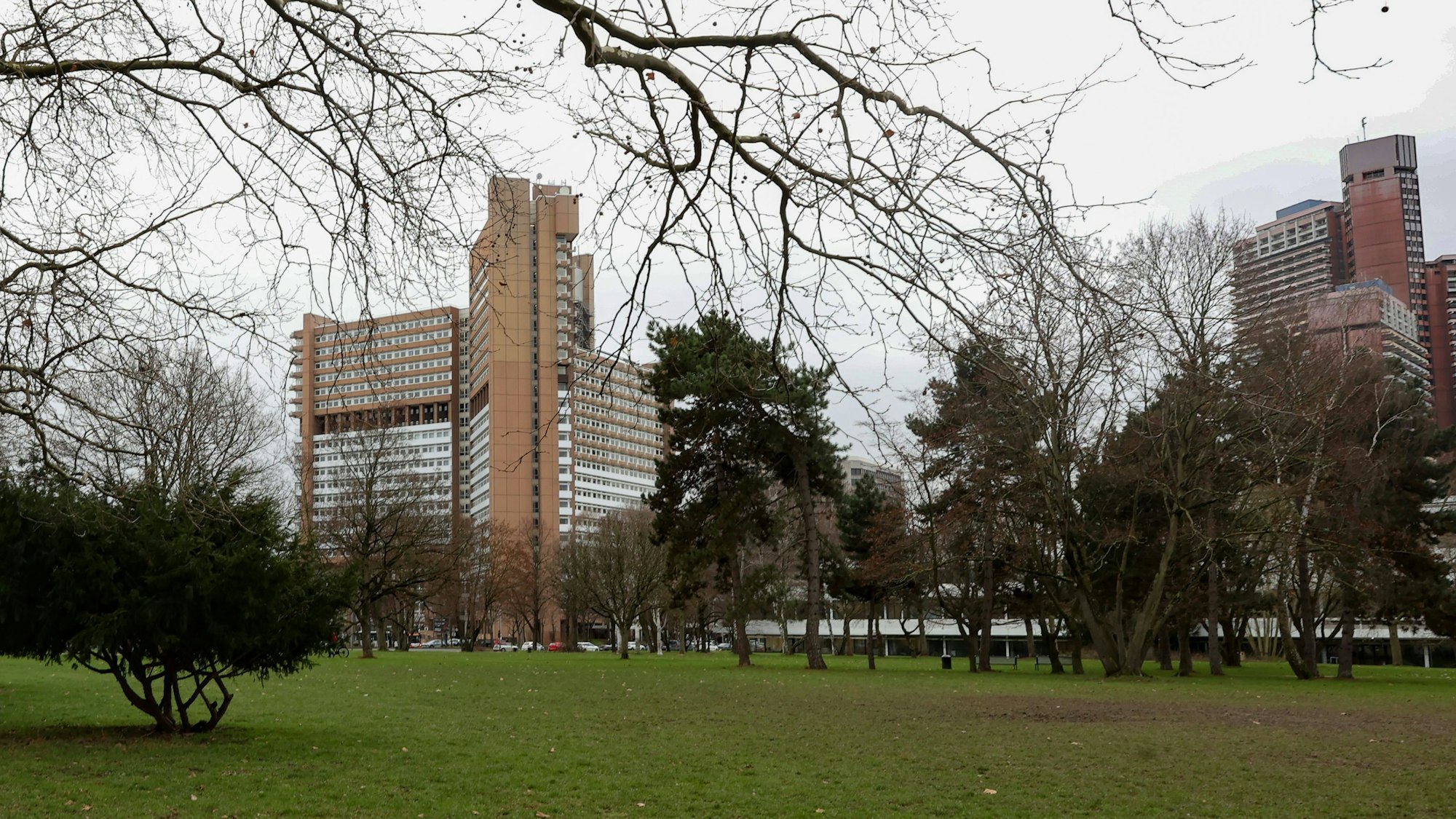 Zu sehen ist das Justizzentrum Köln an der Luxemburger Straße mit Grüngürtel.