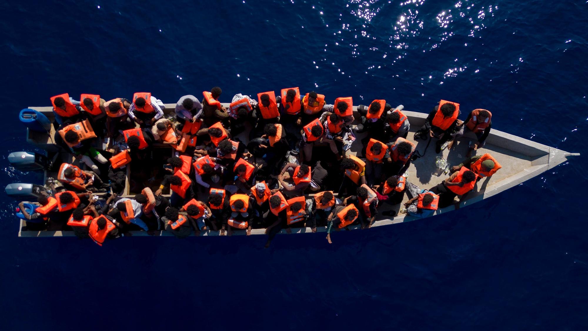 Menschen sitzen in einem Holzboot
