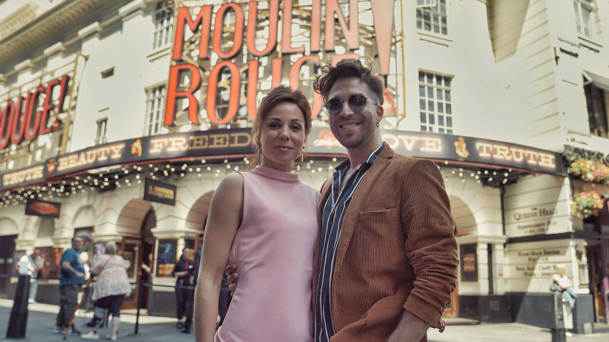 Riccardo Greco und Sophie Berner, Hauptdarsteller in der deutschsprachigen Adaption des Musicals "Moulin Rouge" stehen vor dem Theater der Londoner Produktion.
