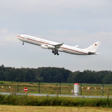 Ein Flugzeug beim Abflug.