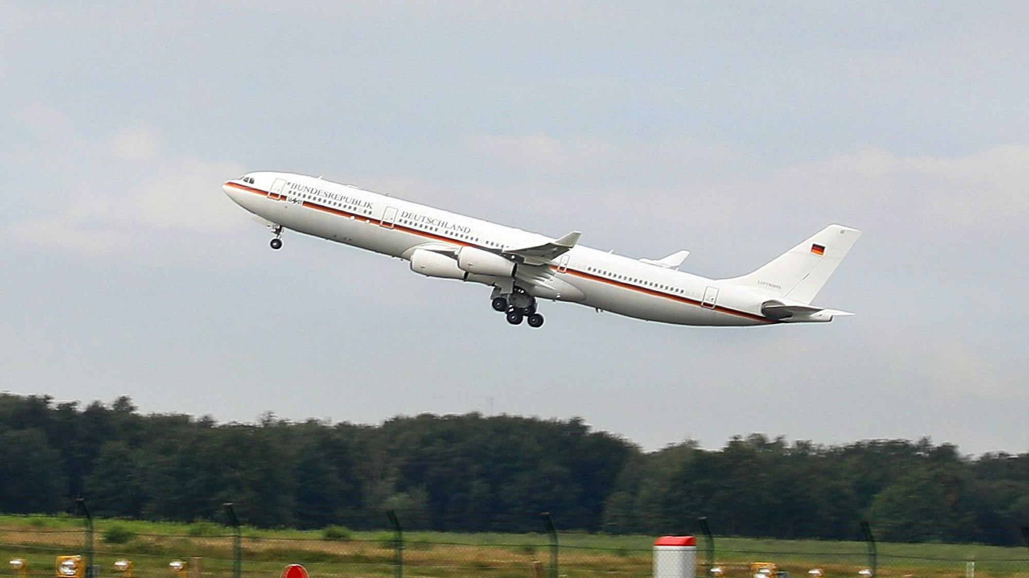 Ein Flugzeug beim Abflug.