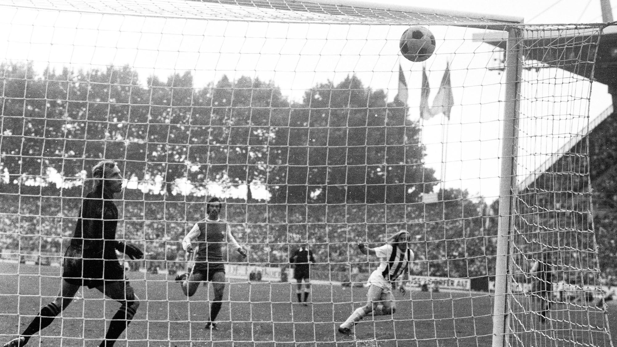 Guenter Netzer erzielt das Tor zum 2:1 gegen Torwart Gerhard Welz