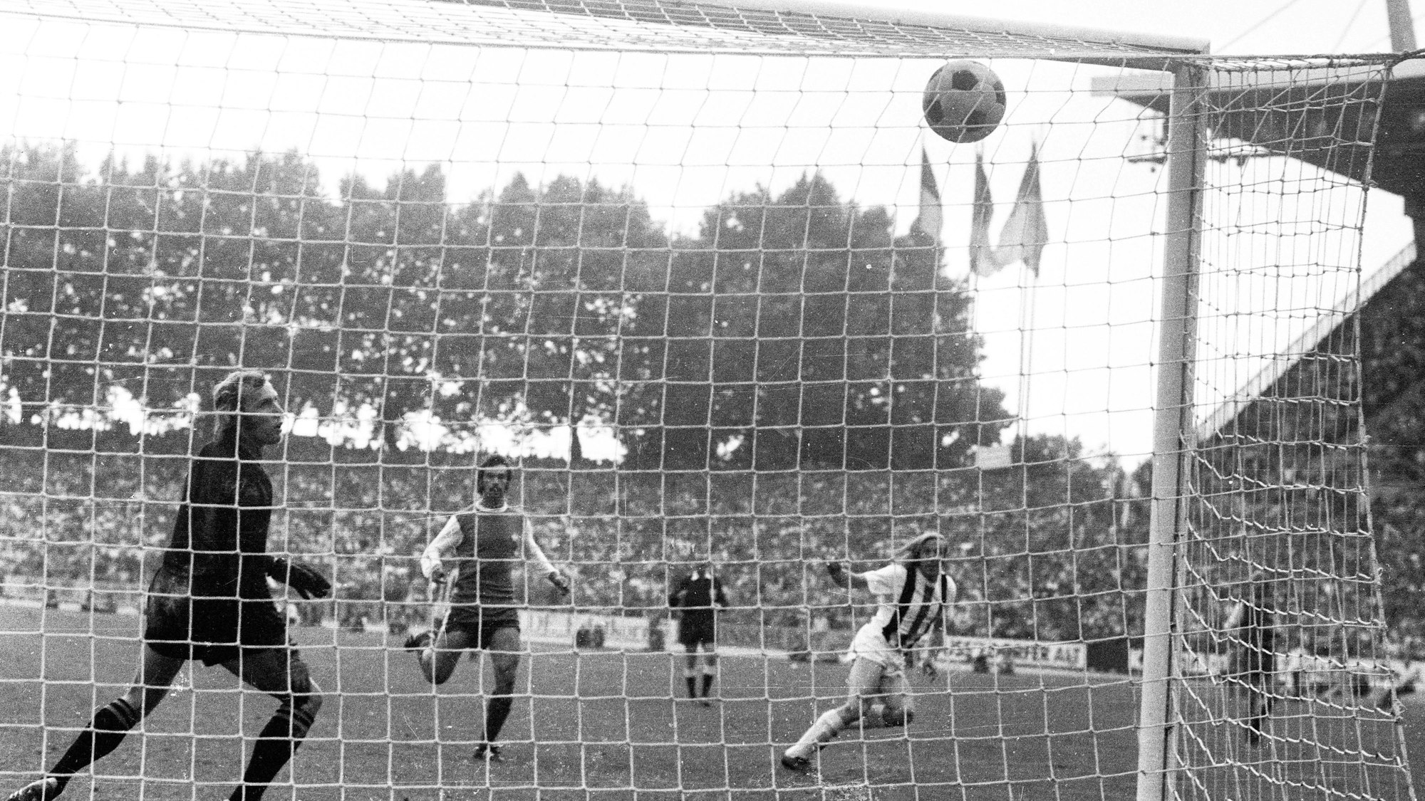 Guenter Netzer erzielt das Tor zum 2:1 gegen Torwart Gerhard Welz