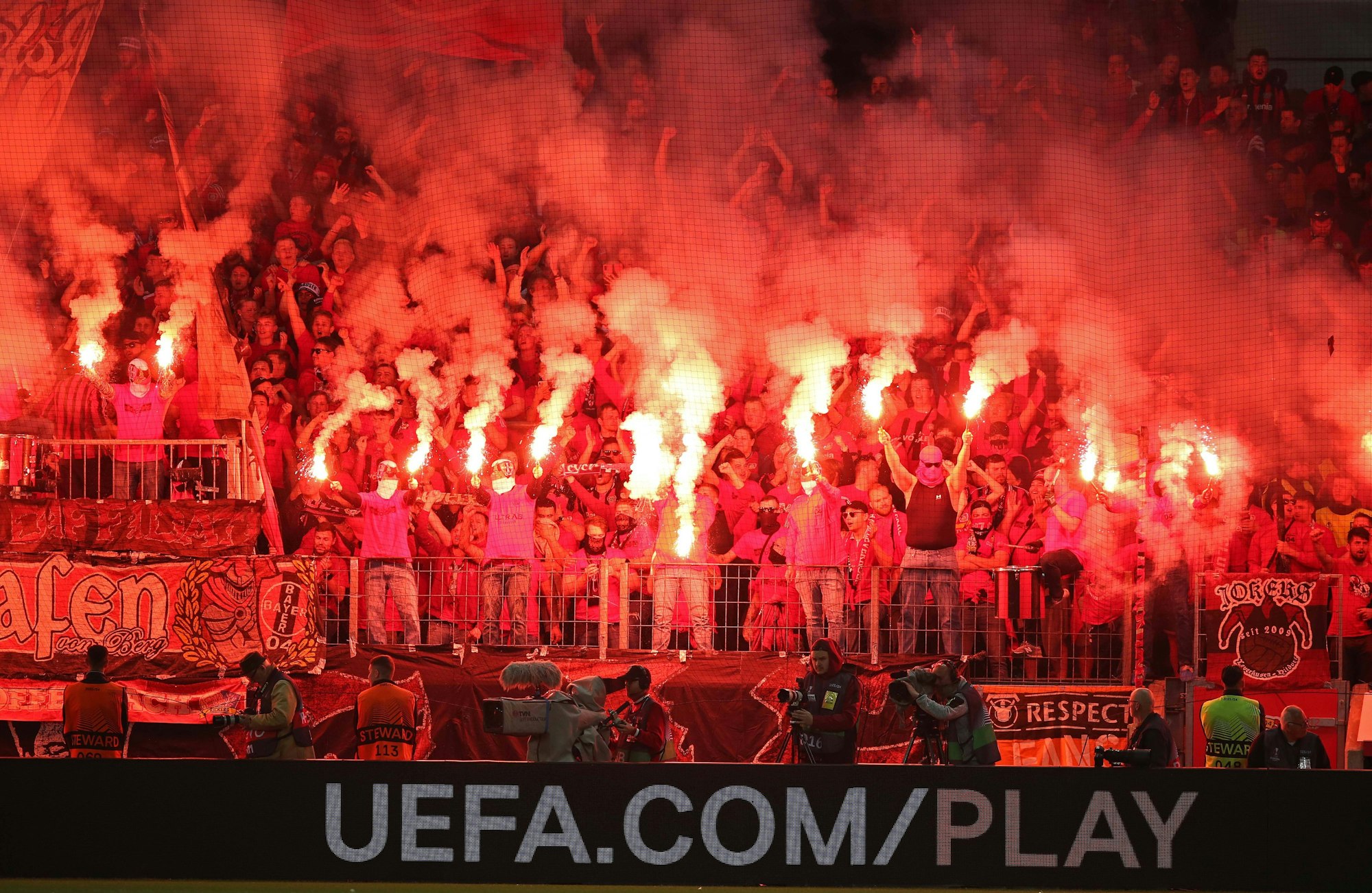 Fans vom Bayer 04 Leverkusen brennen Feuerwerkskörper ab.