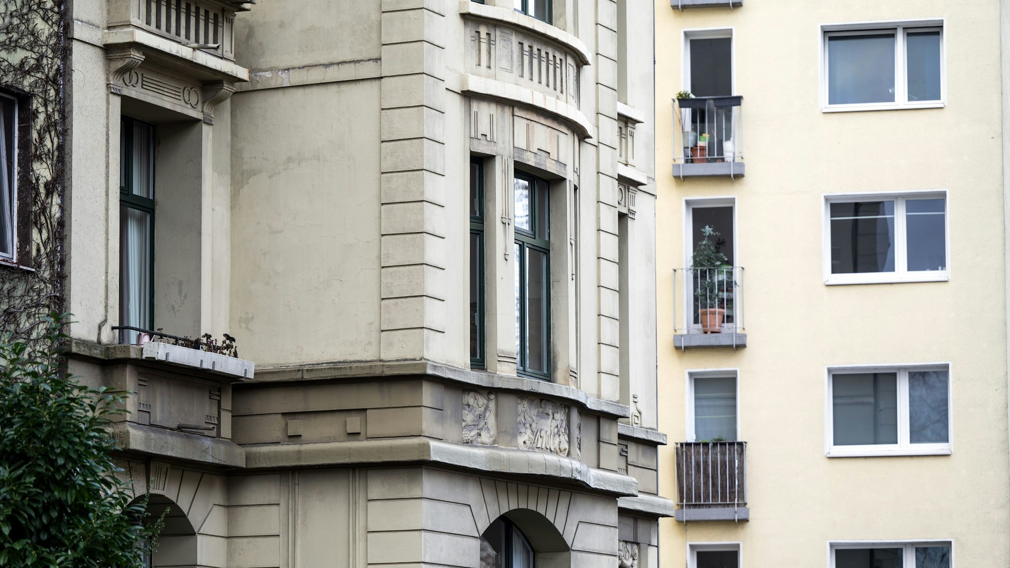 Das Bild zeigt ein Wohngebäude in der Kölner Südstadt.