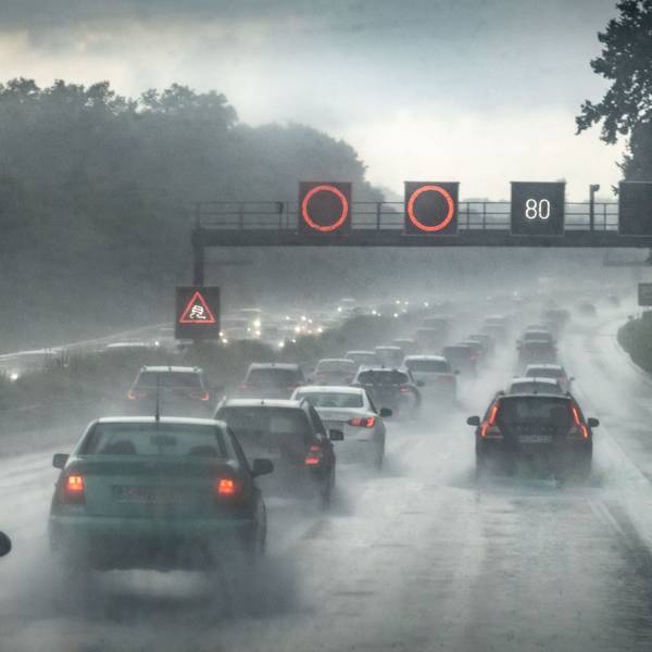Eine volle Autobahn bei Starkregen und Unwetter. Foto: Frank Rumpenhorst/dpa/dpa-tm.
