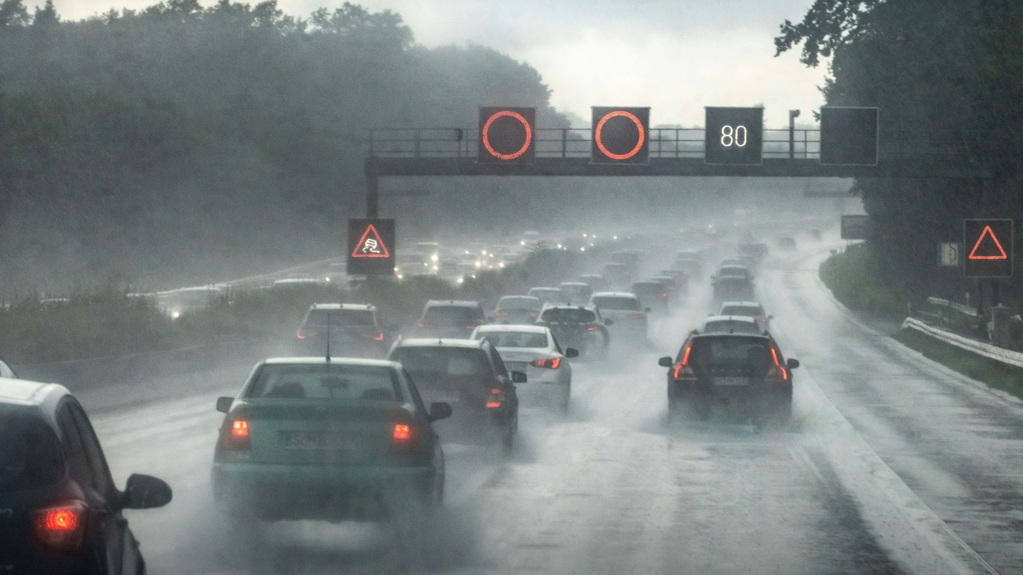 Eine volle Autobahn bei Starkregen und Unwetter. Foto: Frank Rumpenhorst/dpa/dpa-tm.