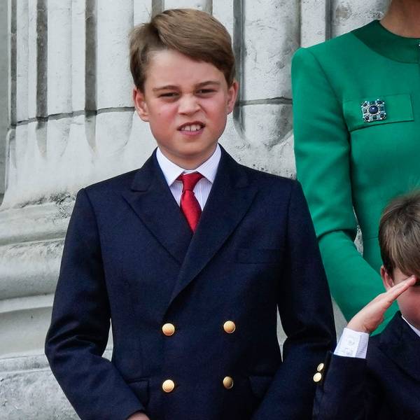 Prinz George und Prinz Louis stehen nach der „Trooping the Colour“-Parade in London auf dem Balkon des Buckingham Palace.