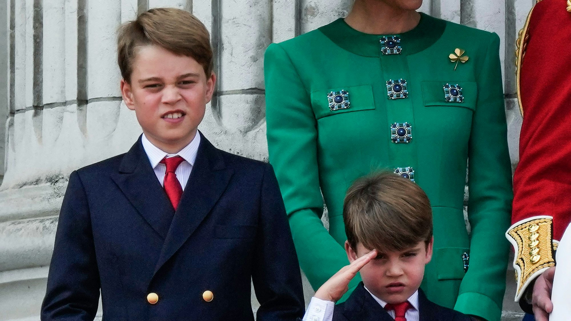 Prinz George und Prinz Louis stehen nach der „Trooping the Colour“-Parade in London auf dem Balkon des Buckingham Palace.