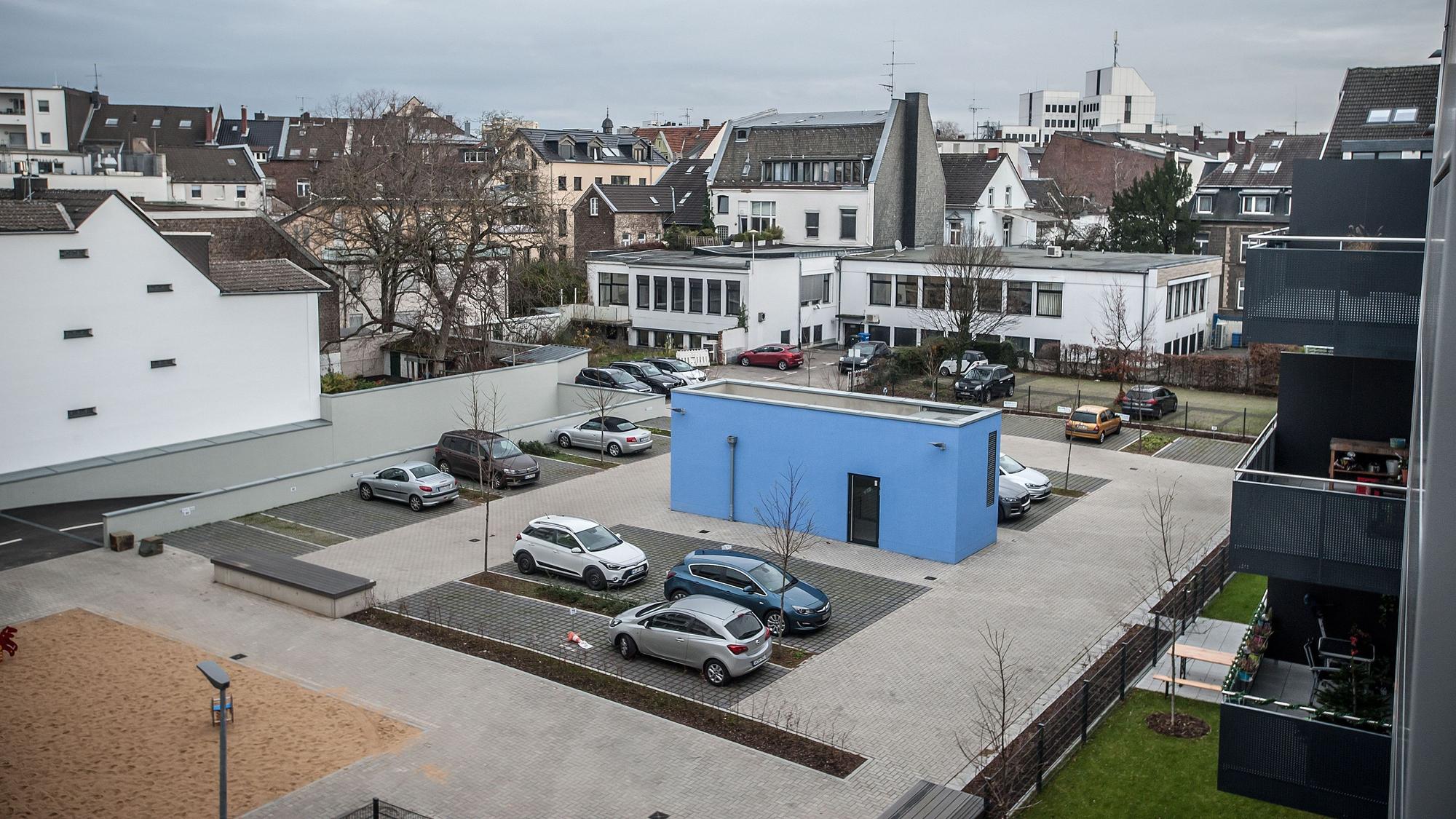 Kämpchenstraße: Auch auf diesem relativ neuen Hinterhof des Bauvereins Opladen haben die Schüler viel unnötig versiegelte Fläche ausgemacht.