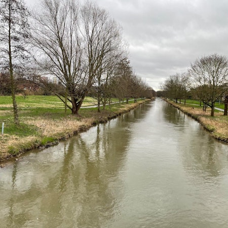 Die Erft an der Gutenberg-Straße in Bergheim.