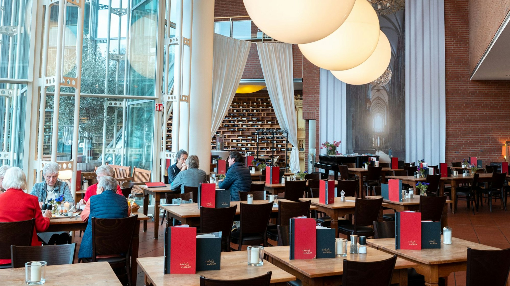 Das Café im Museum Ludwig mit riesigen Lampenkugeln an der Decke