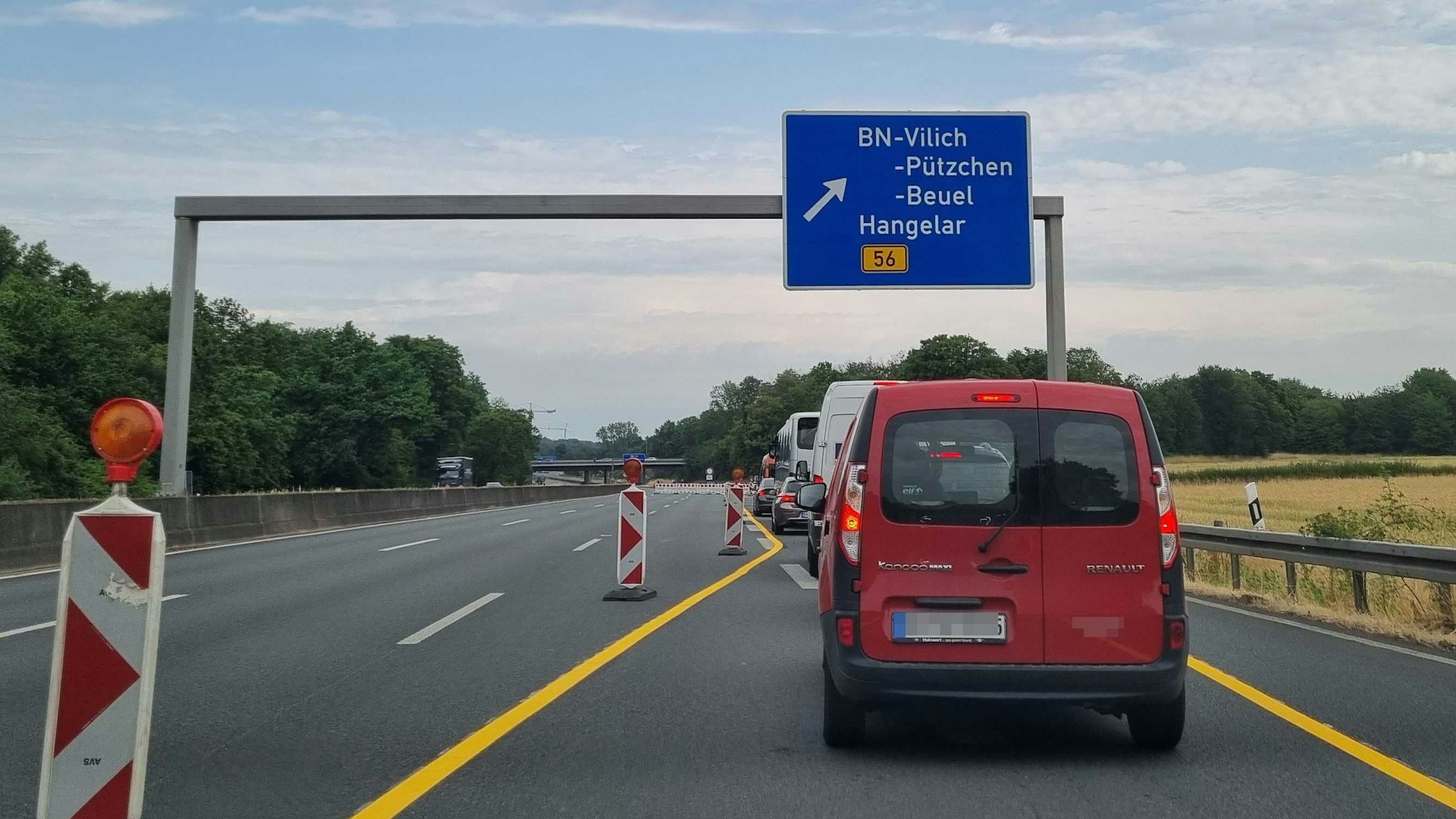 Autos stehen auf der Umleitungsstrecke im Stau.