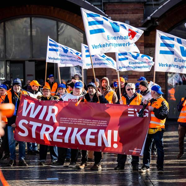 In dem monatelangen Tarif-Streit mit der Deutschen Bahn hat die Eisenbahn- und Verkehrsgewerkschaft (EVG) bereits mehrfach gestreikt, wie hier Ende März in Bremen. Kommt es nach den gescheiterten Verhandlungen zu neuem Ausstand?