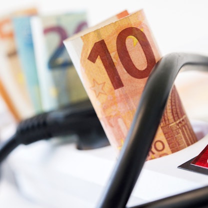 Geldscheine stecken in einer Verteilerdose.