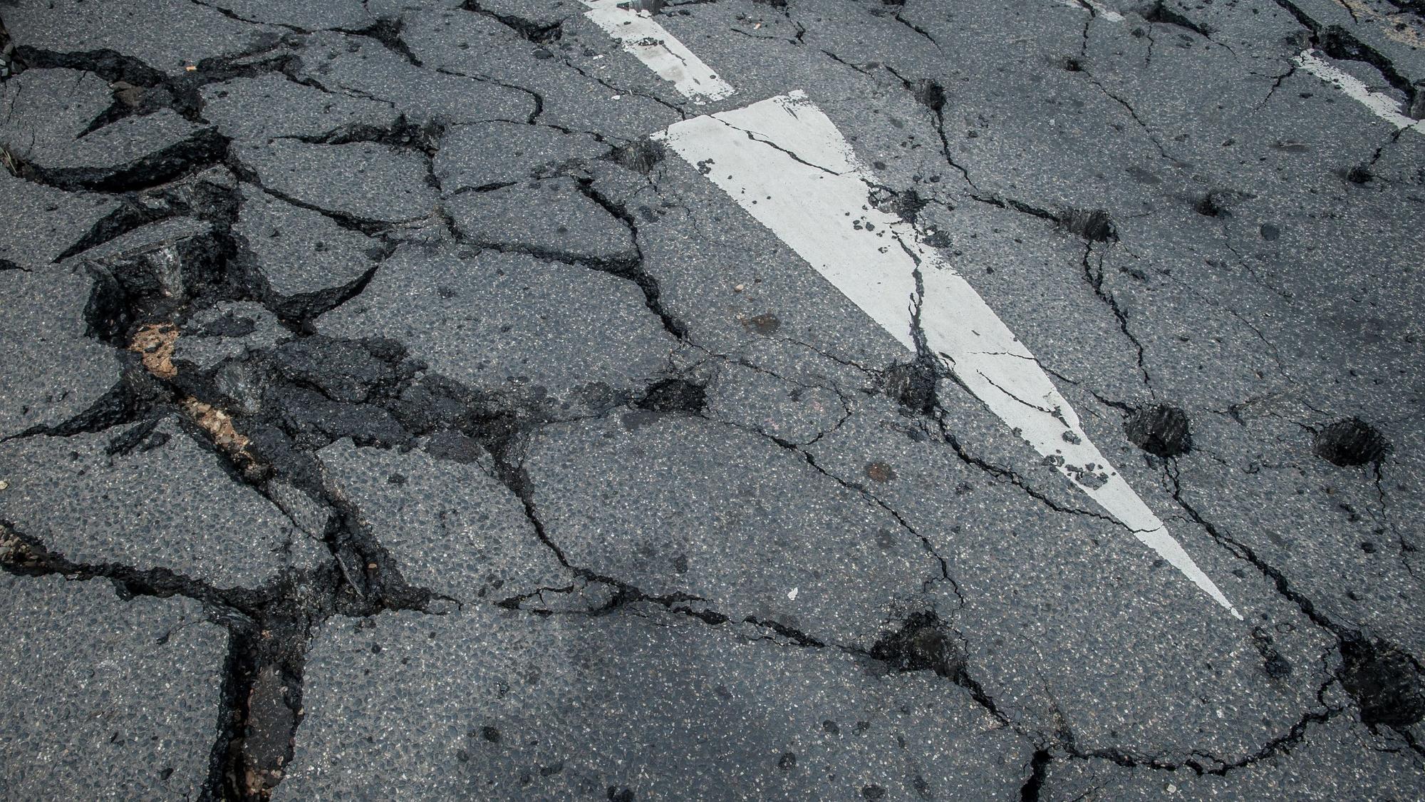 Eine aufgebrochene Asphaltdecke