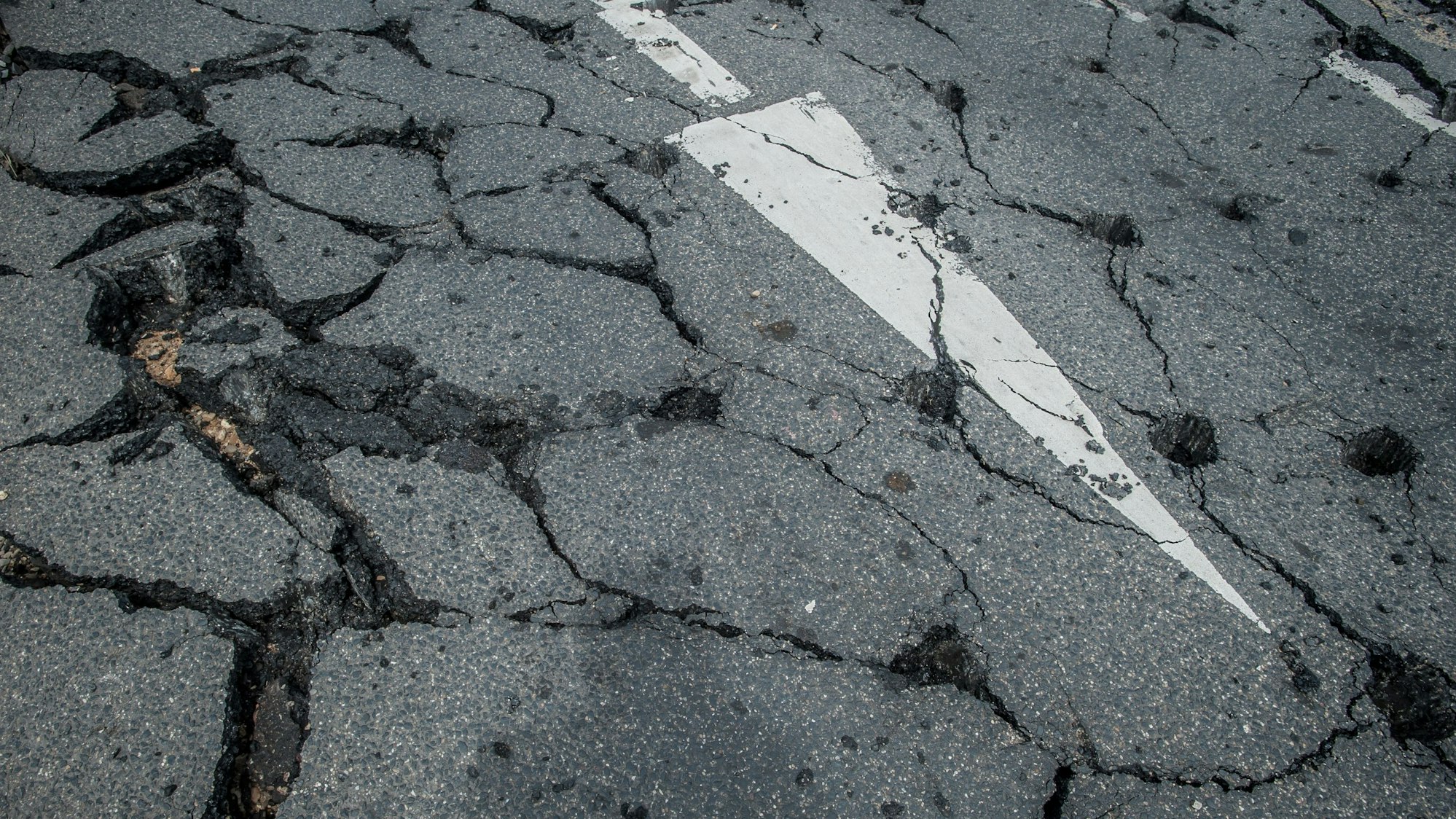 Eine aufgebrochene Asphaltdecke