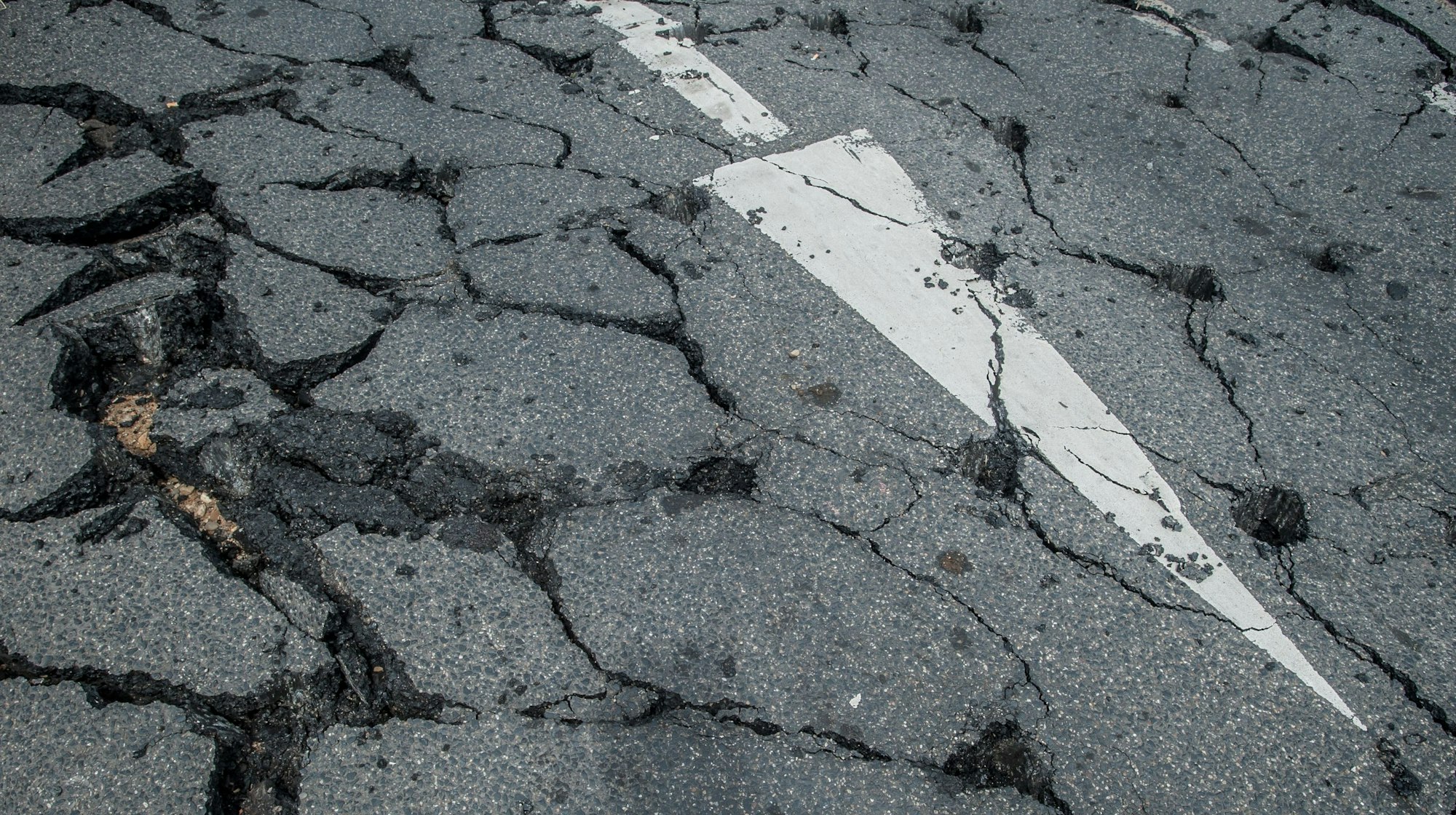 Entsiegelung, Entfernung einer Asphaltdecke.
