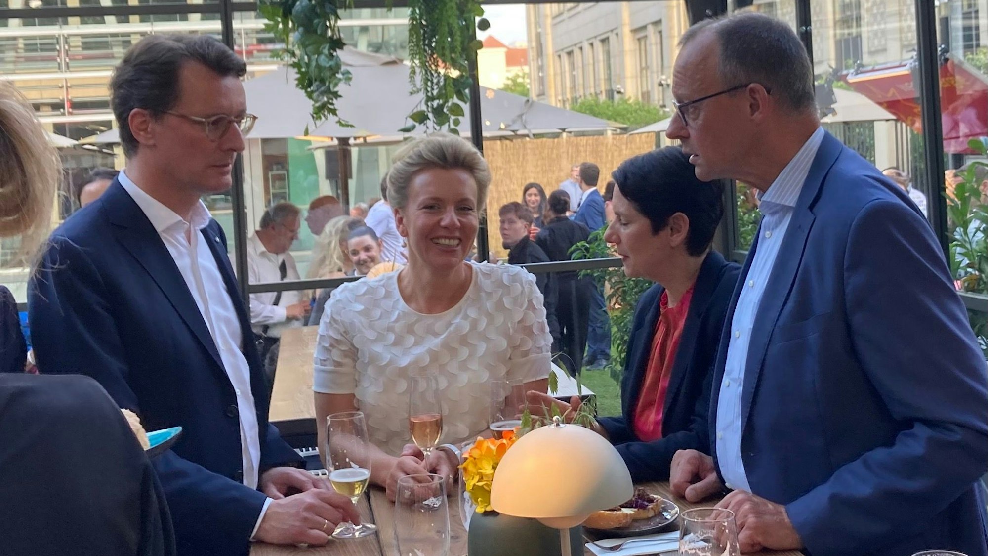 NRW-Ministerpräsident Hendrik Wüst (links, CDU) und CDU-Vorsitzender Friedrich Merz beim Sommerfest des Landes NRW in Berlin am 21.6.2023