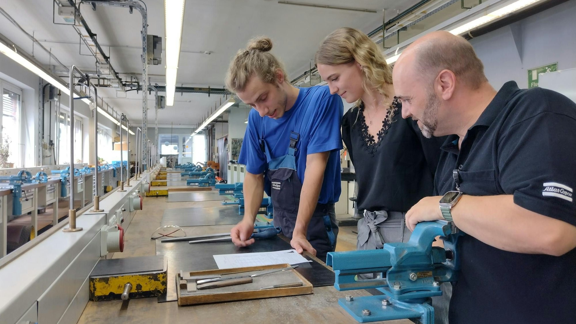 Industrieunternehmen Atlas Copco, vlnr: Azubis Peter Kossmann und Lena Paas, Leiter der Ausbildung Dirk Pappe