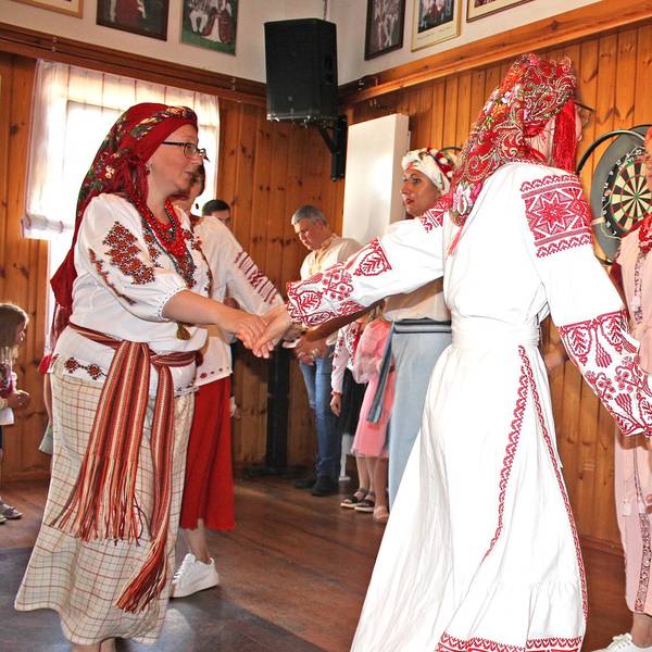 Frauen in ukrainischen Trachten treten bei einem Fest in Kall auf.