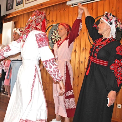 Frauen in ukrainischen Trachten treten bei einem Fest in Kall auf.