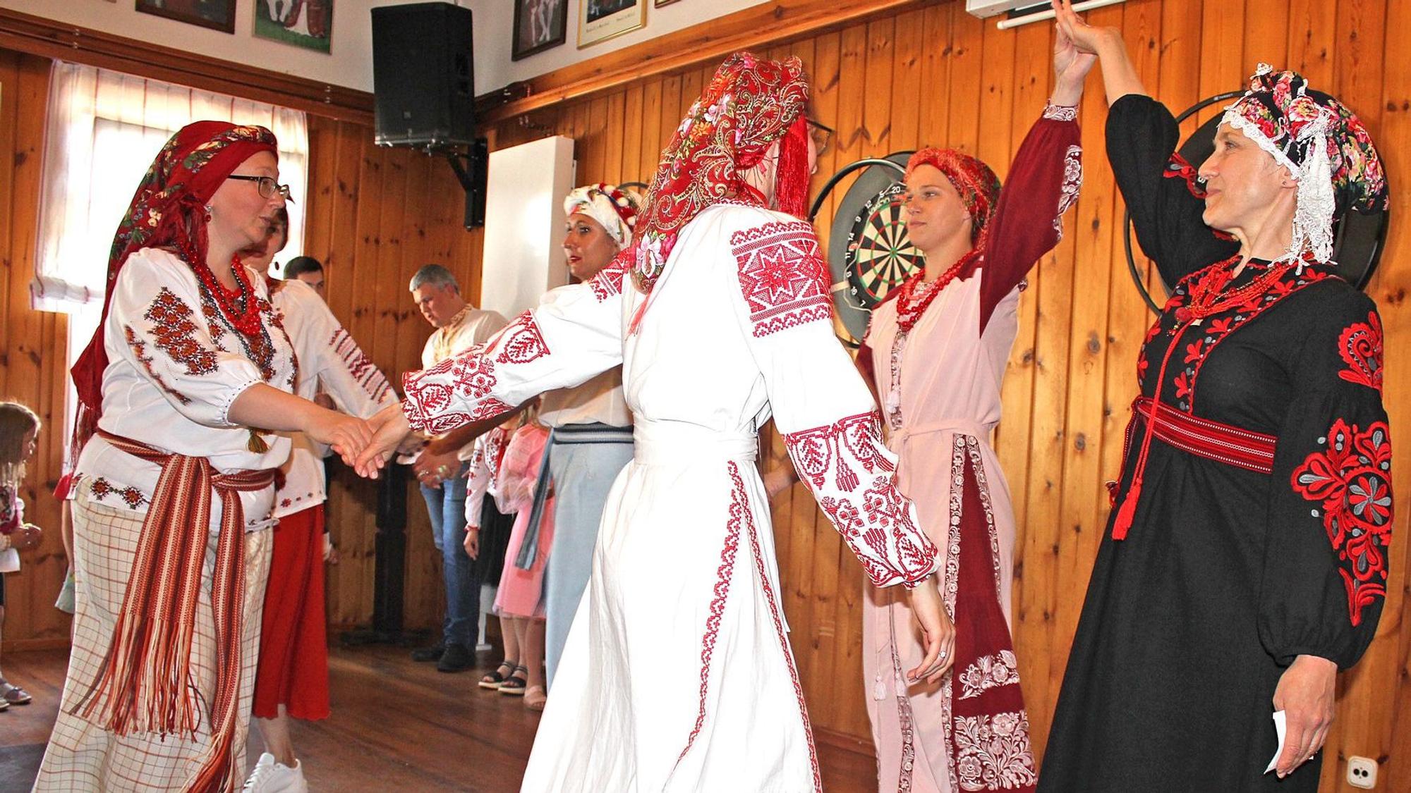 Frauen in ukrainischen Trachten treten bei einem Fest in Kall auf.