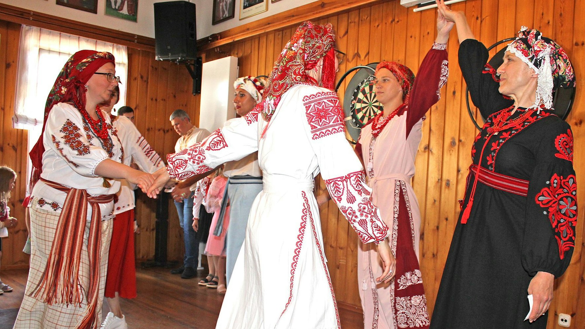 Frauen in ukrainischen Trachten treten bei einem Fest in Kall auf.