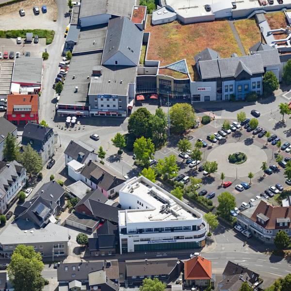 Eine Ansicht auf die Stadt Waldbröl aus der Luft.