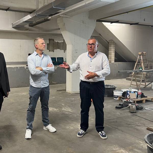 Stadtarchivar Marc Sievert, Amtsleiter Gebäudewirtschaft Stephan Bergmann und Bürgermeister Frank Steffes in dem neuen Archivmagazin