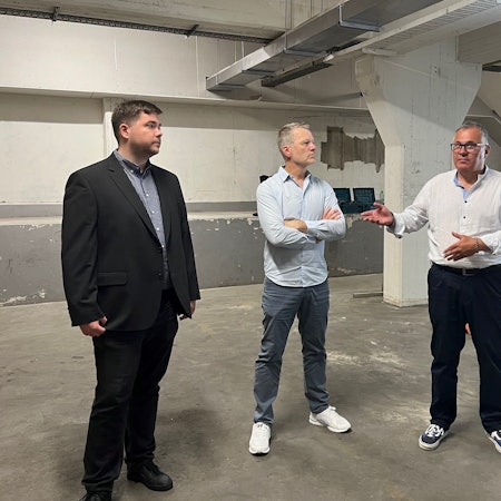 Stadtarchivar Marc Sievert, Amtsleiter Gebäudewirtschaft Stephan Bergmann und Bürgermeister Frank Steffes in dem neuen Archivmagazin