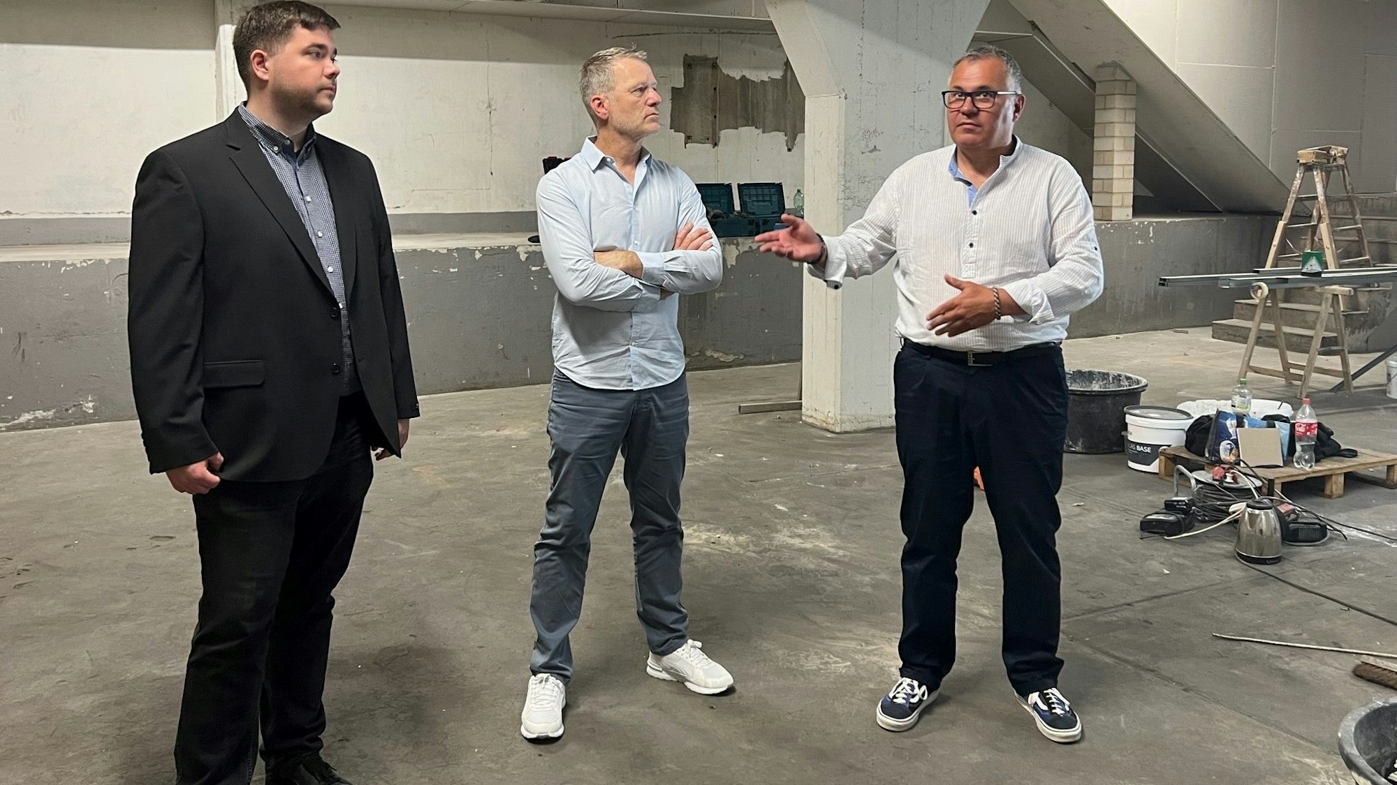 Stadtarchivar Marc Sievert, Amtsleiter Gebäudewirtschaft Stephan Bergmann und Bürgermeister Frank Steffes in dem neuen Archivmagazin