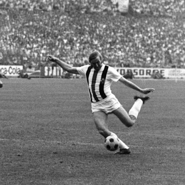 Der Mönchengladbacher Mittelfeldspieler Günter Netzer (r) erzielt aus vollem Lauf das 2:1 gegen den 1. FC Köln in der Verlängerung des DFB-Fußballpokalfinals am 23.06.1973 vor 69.900 Zuschauern im Düsseldorfer Rheinstadion.