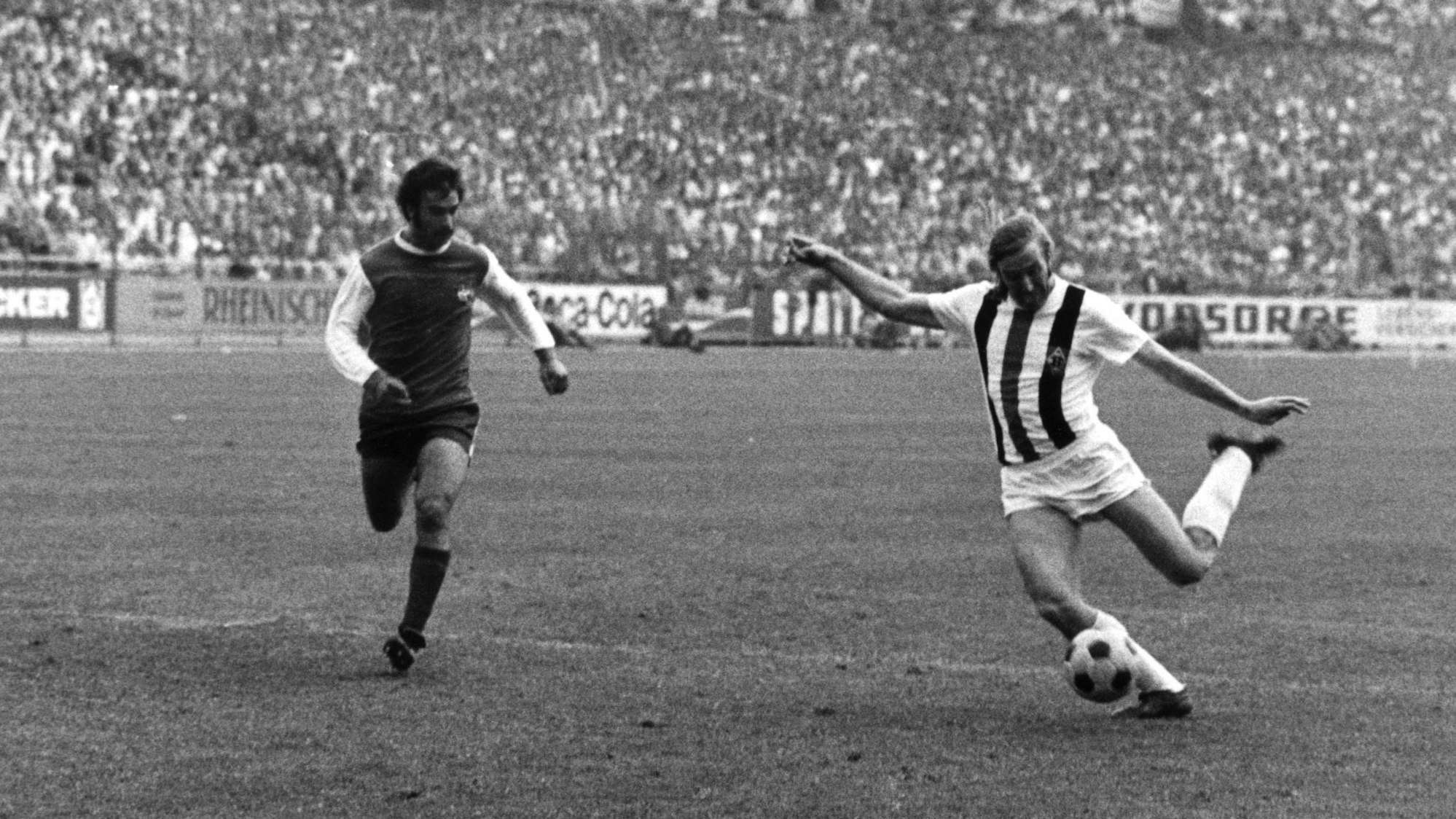 Der Mönchengladbacher Mittelfeldspieler Günter Netzer (r) erzielt aus vollem Lauf das 2:1 gegen den 1. FC Köln in der Verlängerung des DFB-Fußballpokalfinals am 23.06.1973 vor 69.900 Zuschauern im Düsseldorfer Rheinstadion.