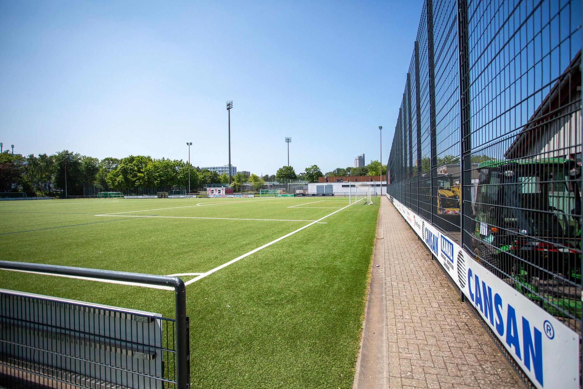 02.06.2023
Köln, NRW
Beim SC Fortuna Köln trainieren 29 Teams auf zwei Spielfeldern, das könnte den Profibetrieb gefährden.
+++ NO MODEL RELEASE +++
+++ No Property Release +++
Ab dem Zeitpunkt der ordnungsgemäßen Lieferung des Bildmaterials durch den Urheber ist der Bildnutzer für dessen sachgemäße Verwendung verantwortlich. Der Bildnutzer trägt die Verantwortung für die Betextung sowie die sich aus der konkreten Veröffentlichung ergebenden Sinnzusammenhänge. © Thomas Banneyer