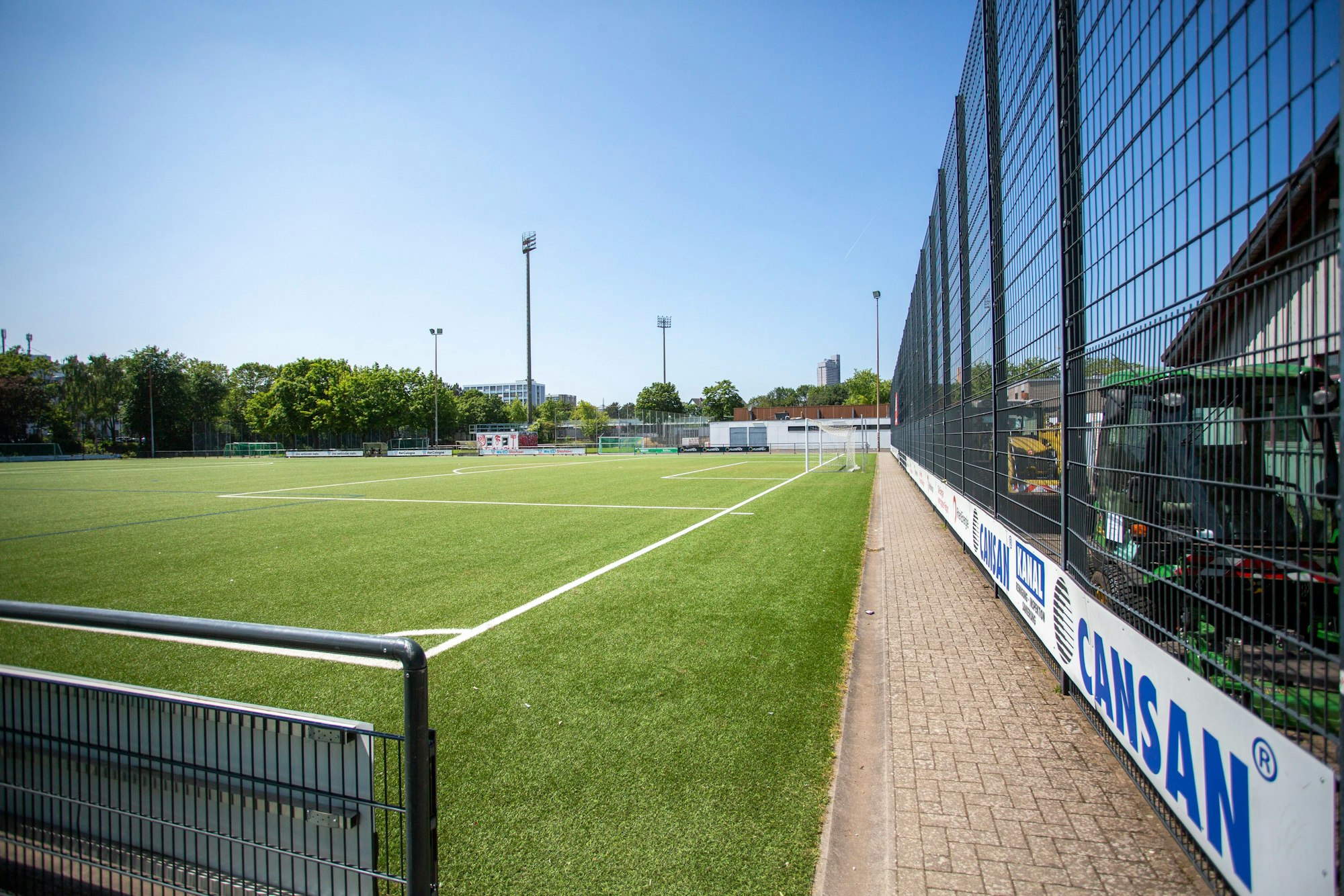 02.06.2023
Köln, NRW
Beim SC Fortuna Köln trainieren 29 Teams auf zwei Spielfeldern, das könnte den Profibetrieb gefährden.
+++ NO MODEL RELEASE +++
+++ No Property Release +++
Ab dem Zeitpunkt der ordnungsgemäßen Lieferung des Bildmaterials durch den Urheber ist der Bildnutzer für dessen sachgemäße Verwendung verantwortlich. Der Bildnutzer trägt die Verantwortung für die Betextung sowie die sich aus der konkreten Veröffentlichung ergebenden Sinnzusammenhänge. © Thomas Banneyer