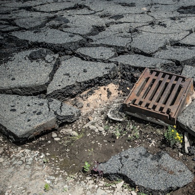 Entsiegelung, Entfernung einer Asphaltdecke. Foto: Ralf Krieger