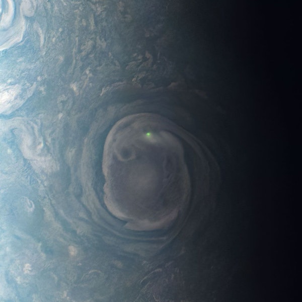 Die NASA-Sonde "Juno" machte ein Bild von einem grünen Blitz auf Jupiter.
